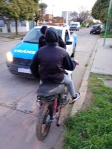 Personal de tránsito retuvo moto por incumplimiento de normas
